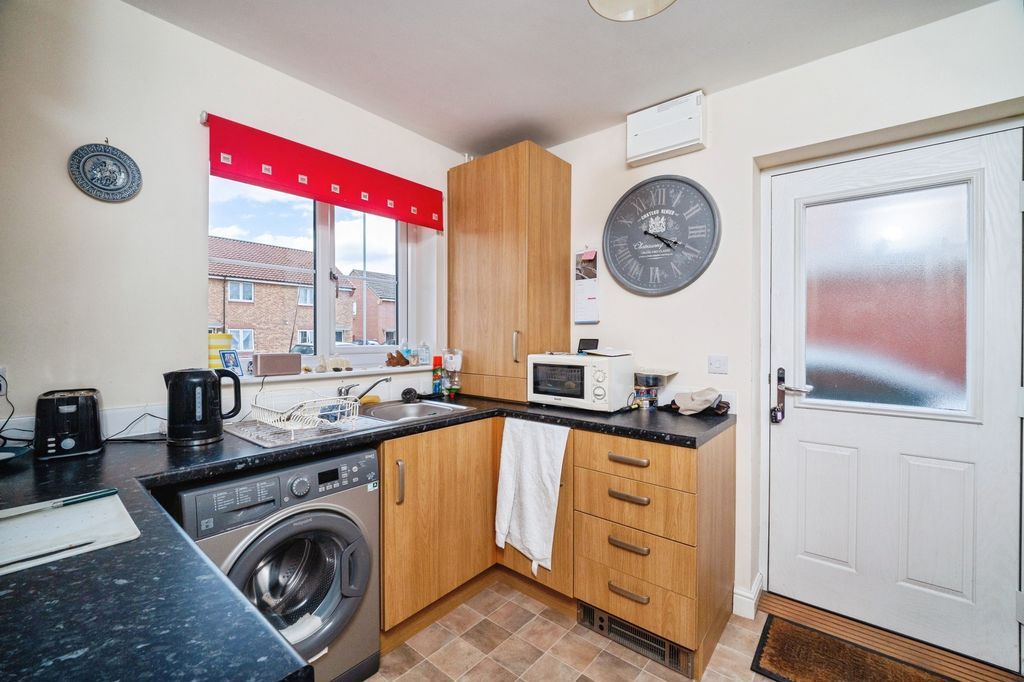 Property photo 3 of 8 Kitchen