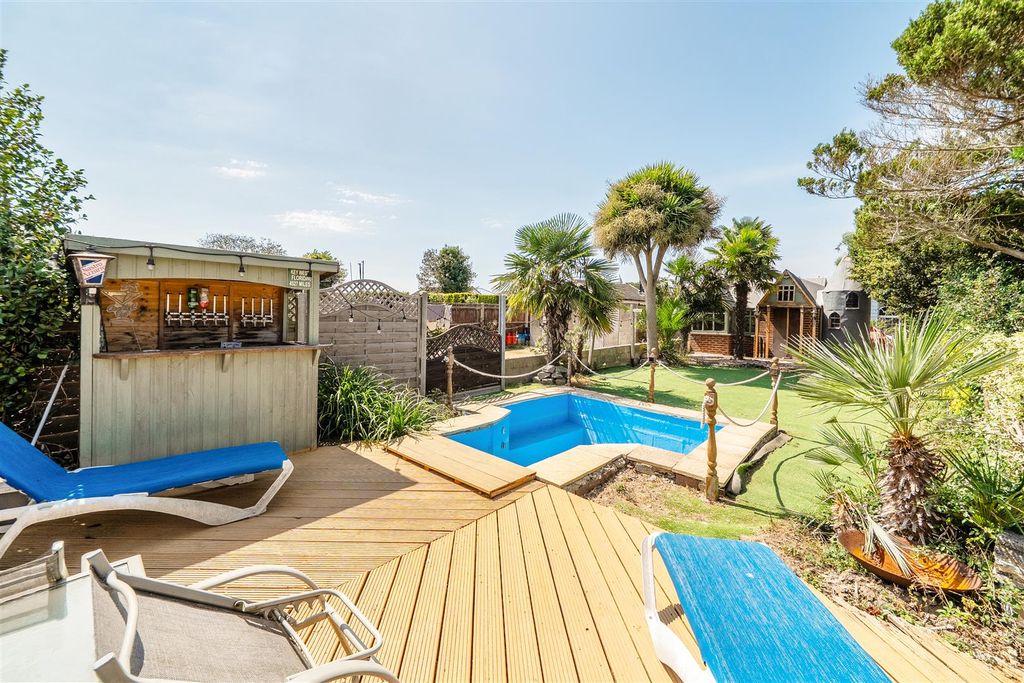 Property photo 2 of 15 Garden