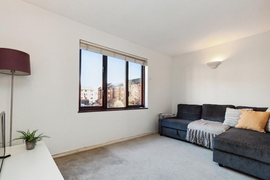 Property photo 2 of 9 Flat 4, 62 Palmerston Road Reception 1.Jpg
