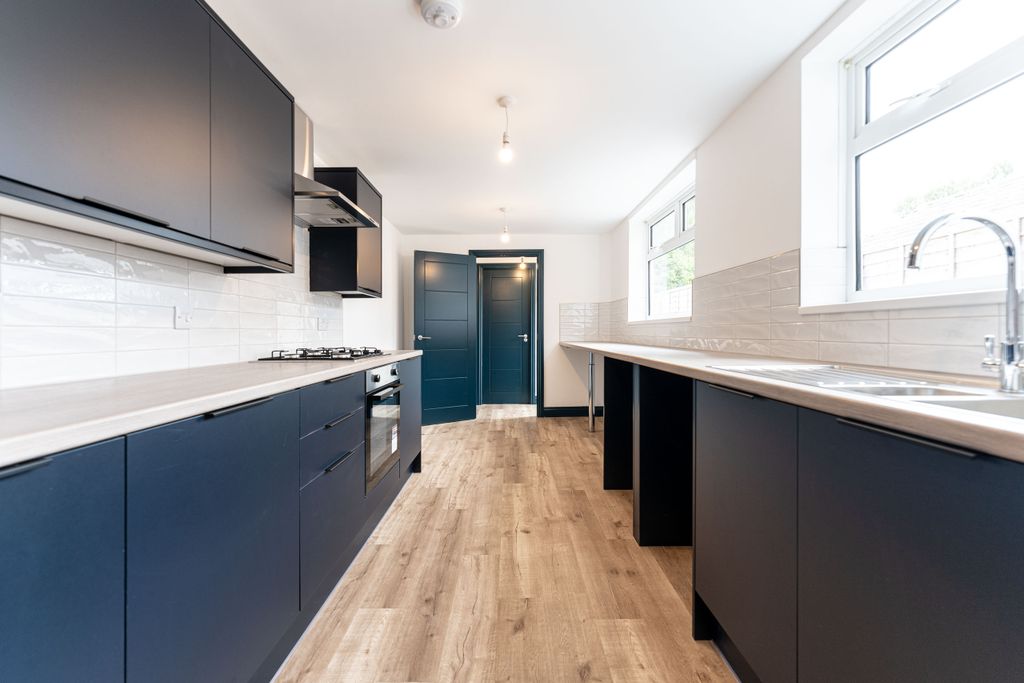 Property photo 2 of 18 160 Lightwood Road - By Ralph Media Group 01106