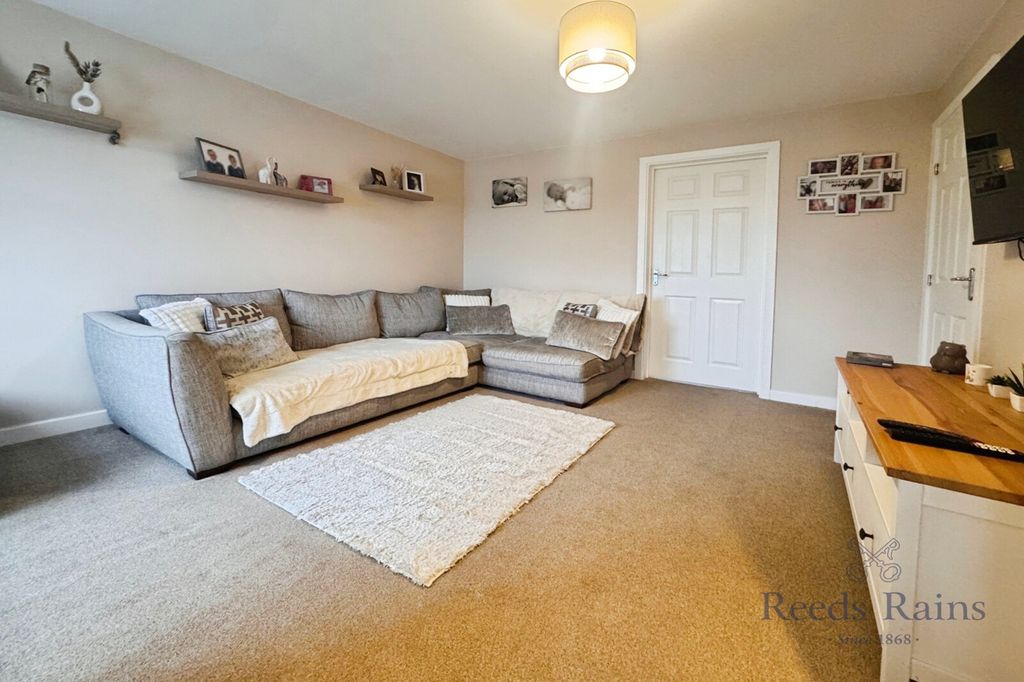 Property photo 3 of 14 Lounge