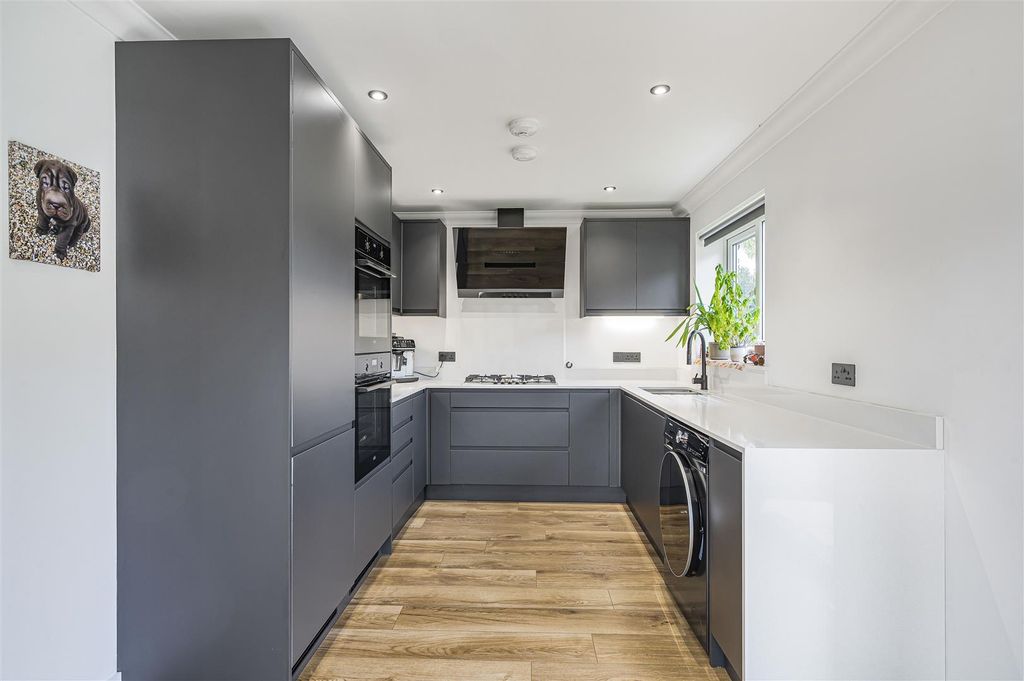 Property photo 3 of 19 Kitchen