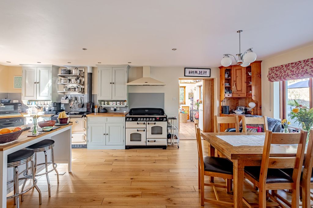 Property photo 2 of 60