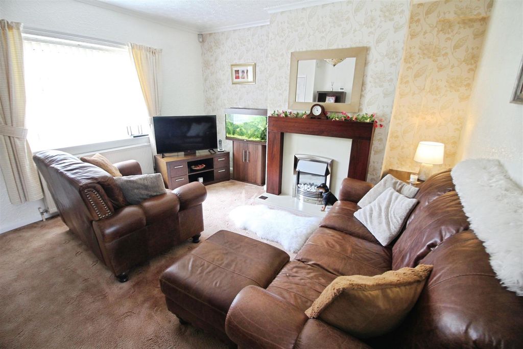 Property photo 2 of 15 Lounge