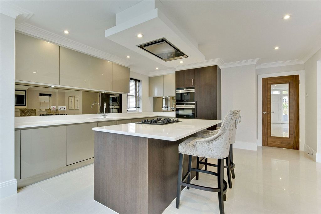 Property photo 2 of 8 Kitchen