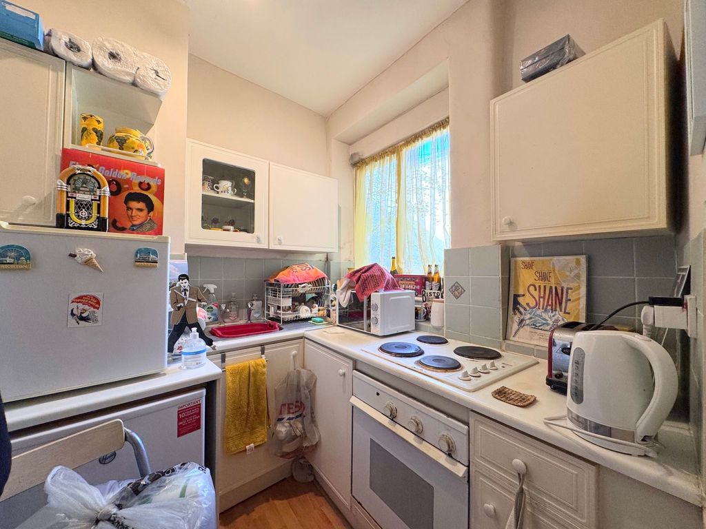 Property photo 3 of 8 Kitchen