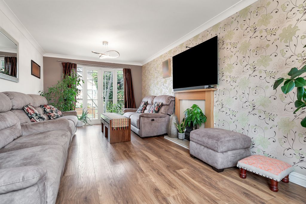 Property photo 2 of 22 5 New Hall Lane, Cambourne (1)