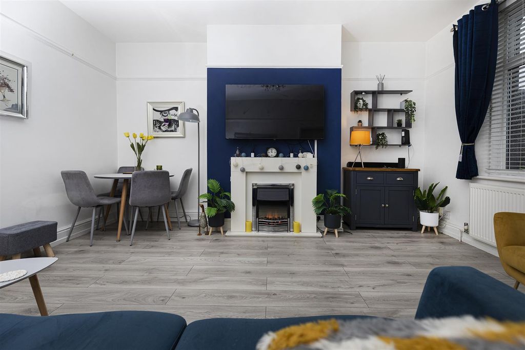 Property photo 2 of 23 Living/Dining Room