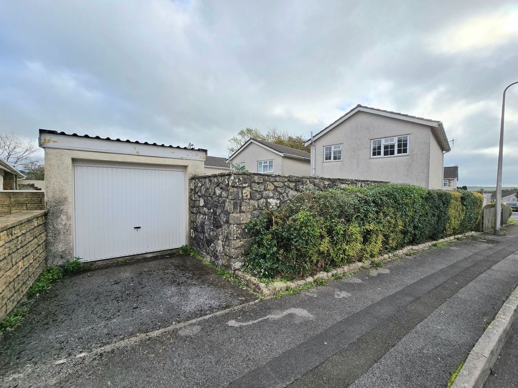 Property photo 2 of 22 Garage