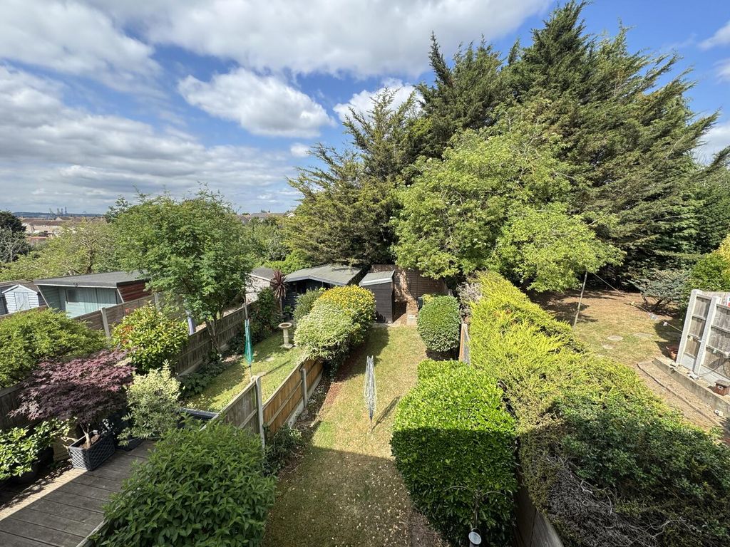 Property photo 2 of 25