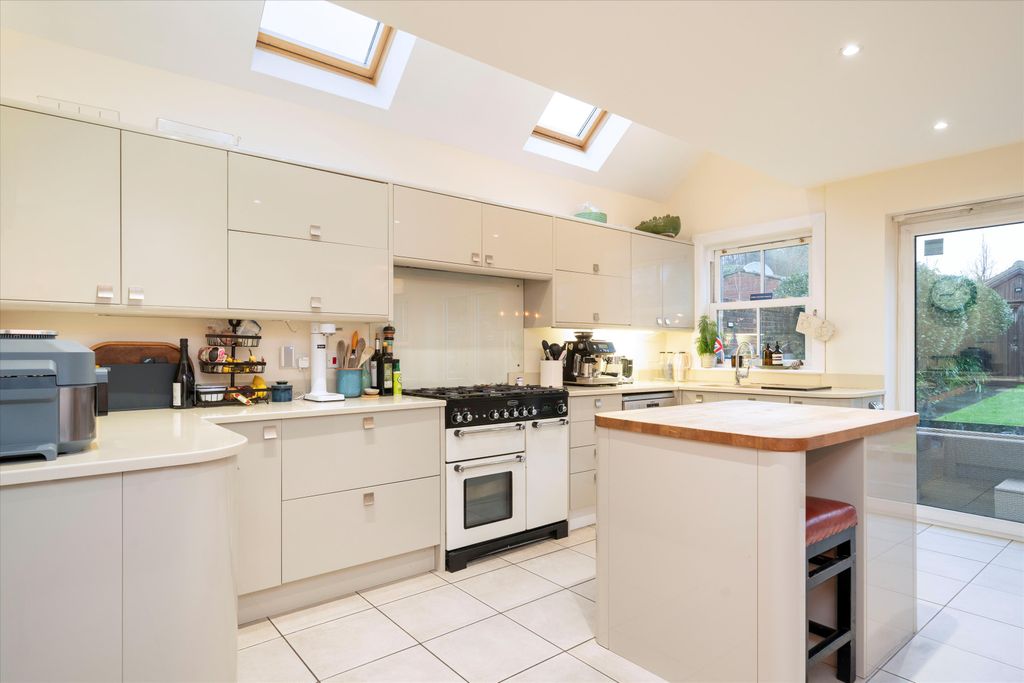 Property photo 2 of 19 Image