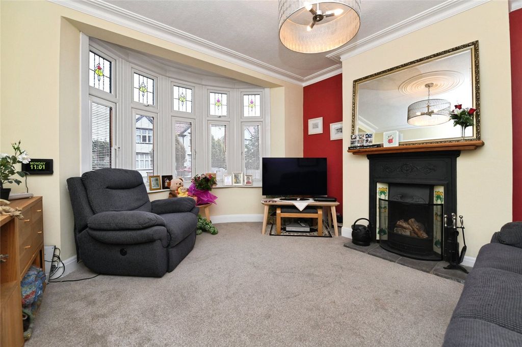 Property photo 2 of 16 Lounge