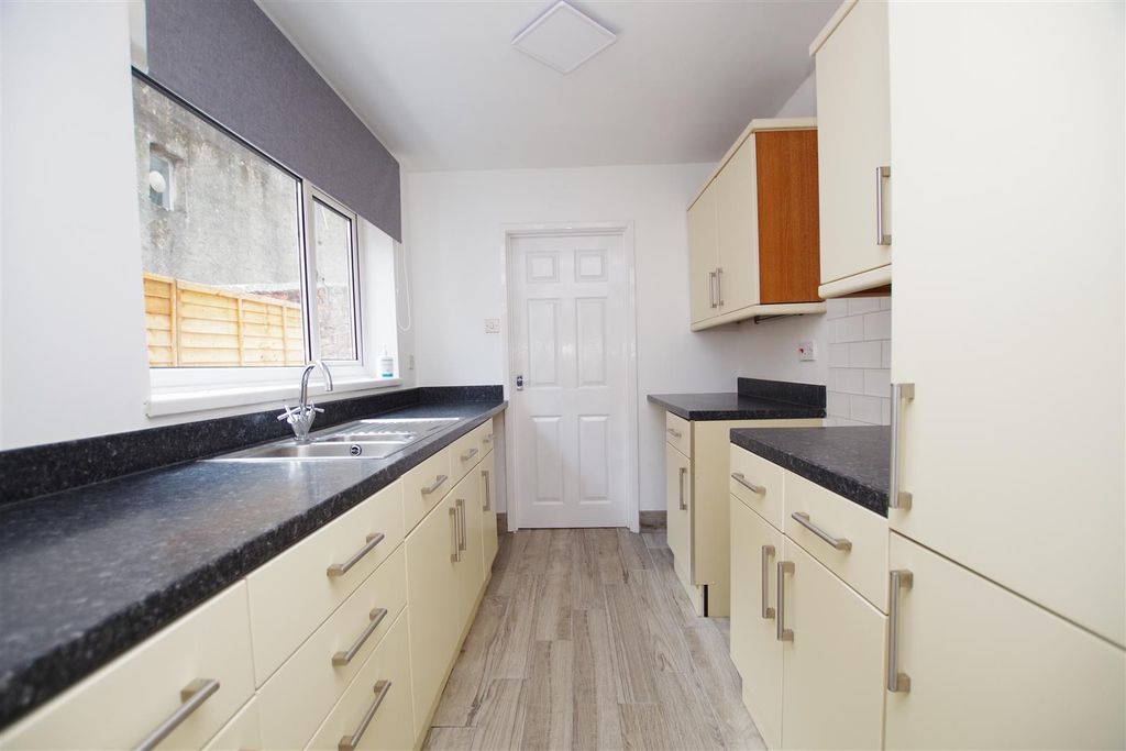 Property photo 3 of 10 Kitchen
