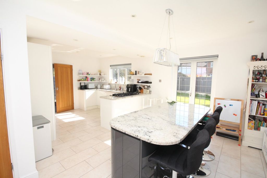 Additional image 4 of 5 bed detached house for saleMeadow Way, Letchworth Garden City SG6
