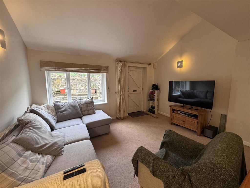 Property photo 3 of 11 Living Room