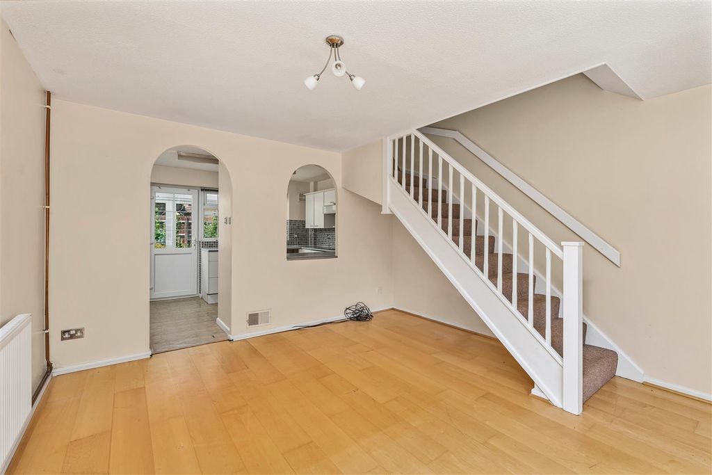 Property photo 2 of 11 27 Hereford Way, Banbury-4.Jpg