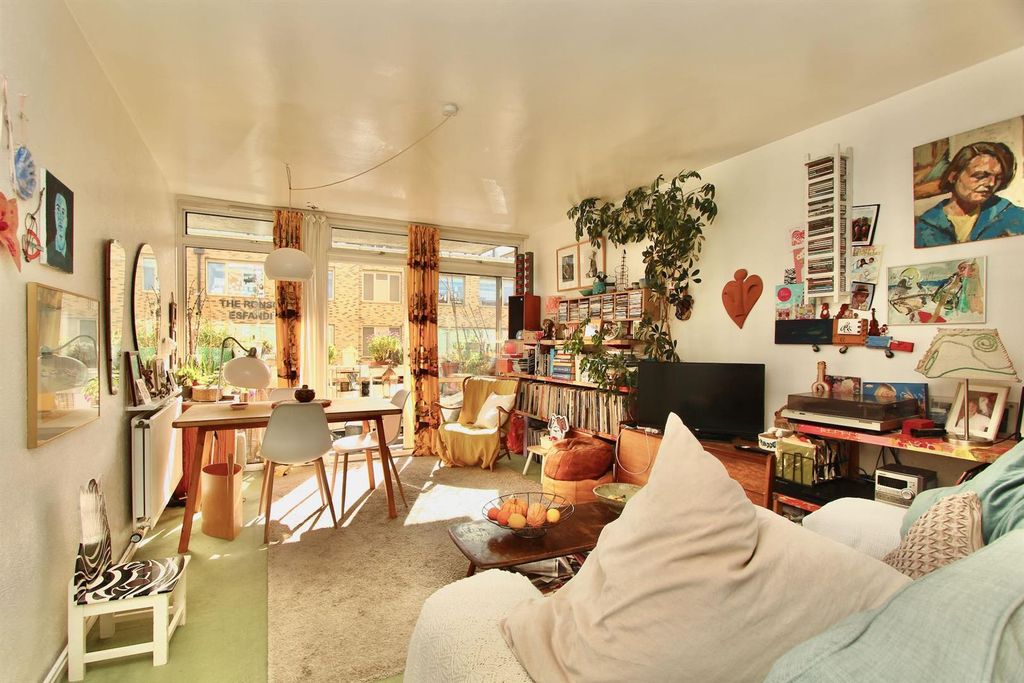 Property photo 3 of 18 Arbor Court, N16