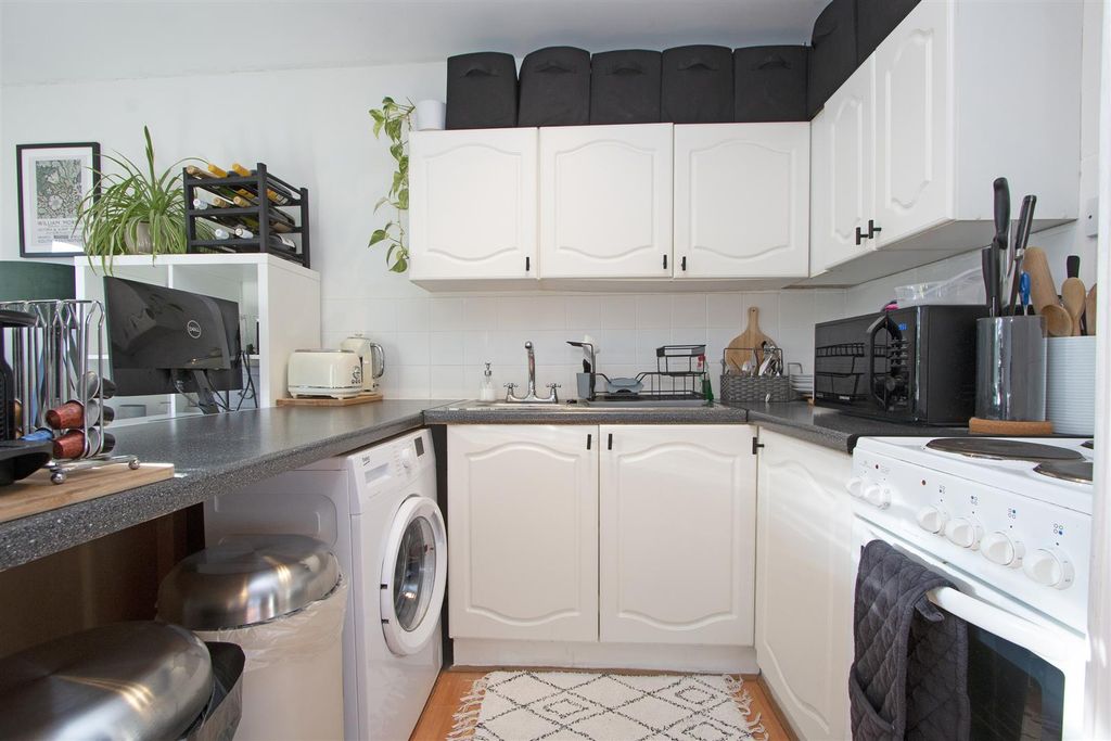Property photo 3 of 7 10 Limetree Walk Kitchen.Jpg