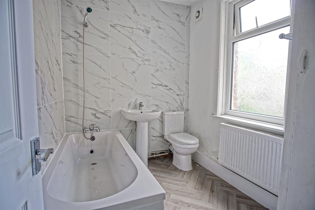 Property photo 2 of 8 Bathroom