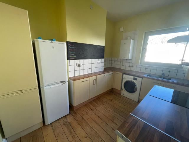 Property photo 3 of 7 Kitchen 2