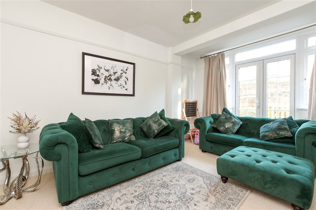 Property photo 1 of 17 Lounge