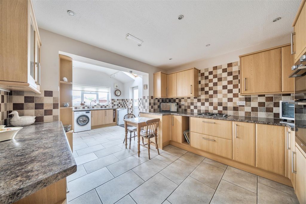 Property photo 3 of 12 Kitchen Diner