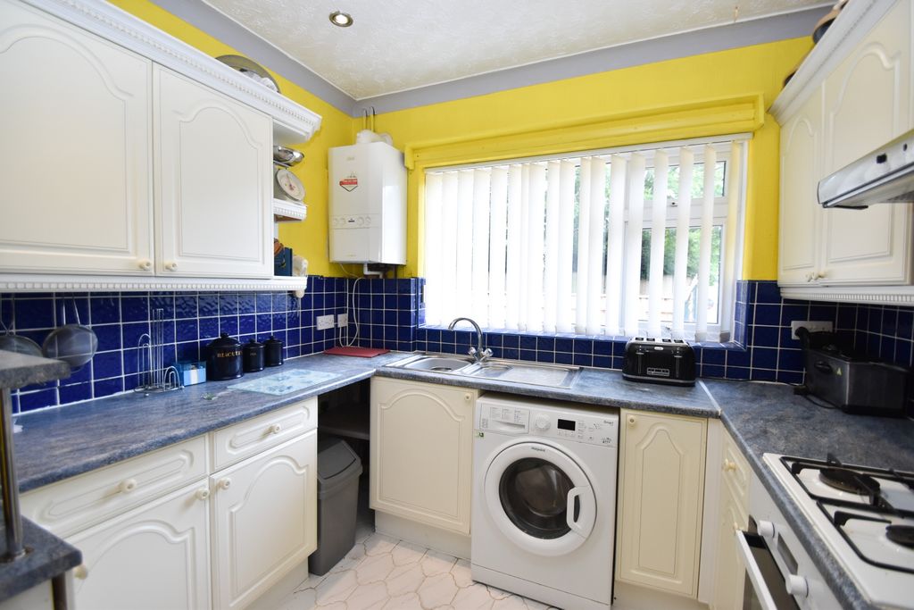 Property photo 3 of 12 Kitchen