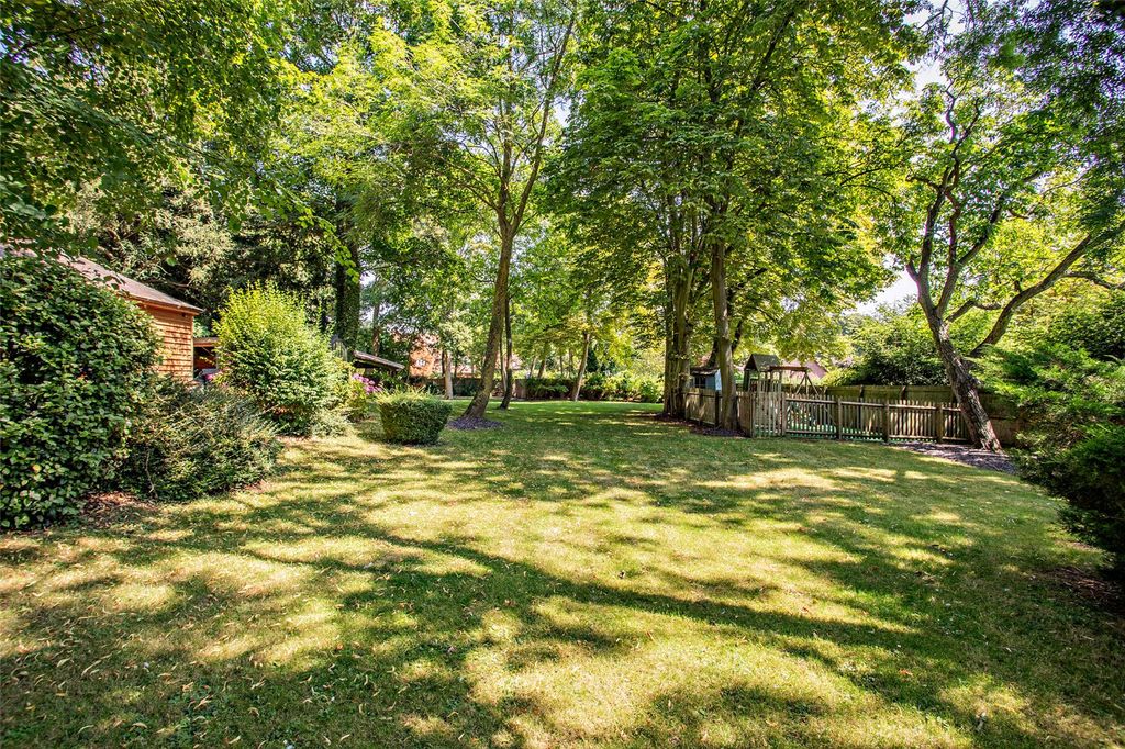 Property photo 2 of 26 Lawned Garden