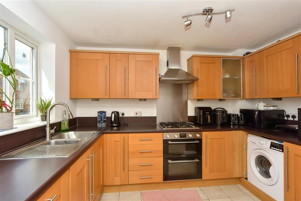 Property photo 3 of 11 Kitchen