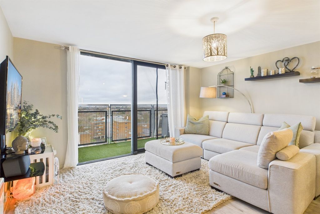 Property photo 1 of 17 Living Room