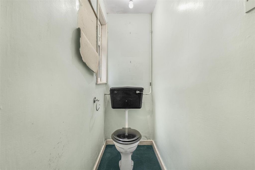 Property photo 2 of 15 Cloakroom