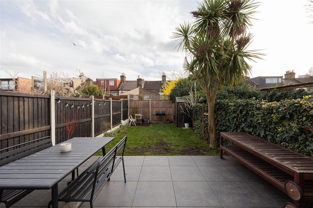 Property photo 3 of 17 Millais Road, E11