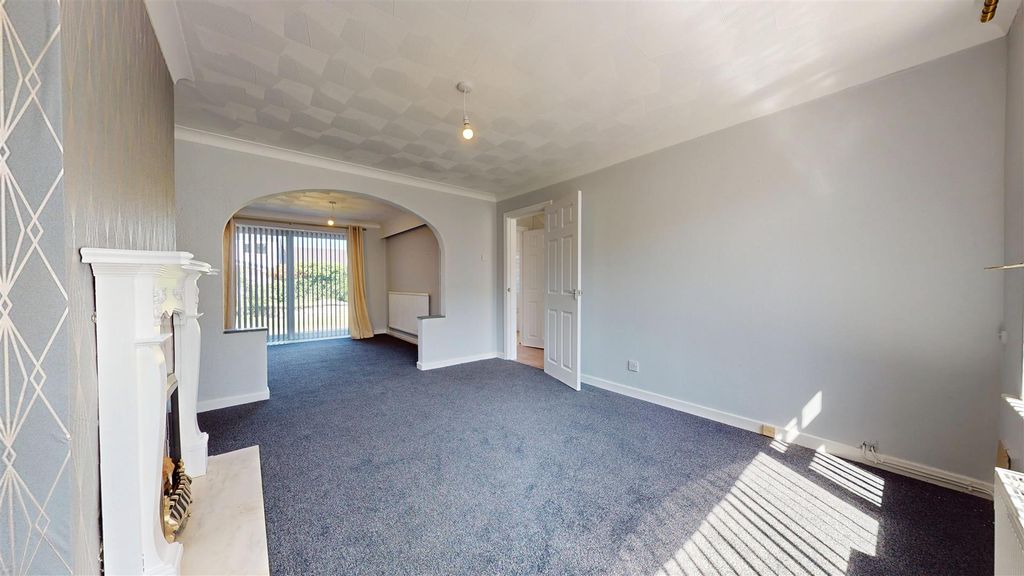 Property photo 2 of 32 Standish Drive Reception Room