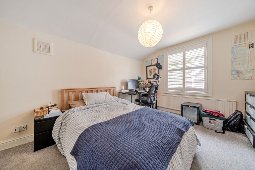 Property photo 3 of 15 Bed 2