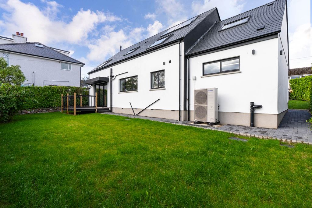 Property photo 2 of 31