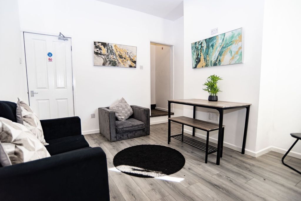 Property photo 2 of 11 Bright, Modern Living Room With Minimalist Dã©Cor F...