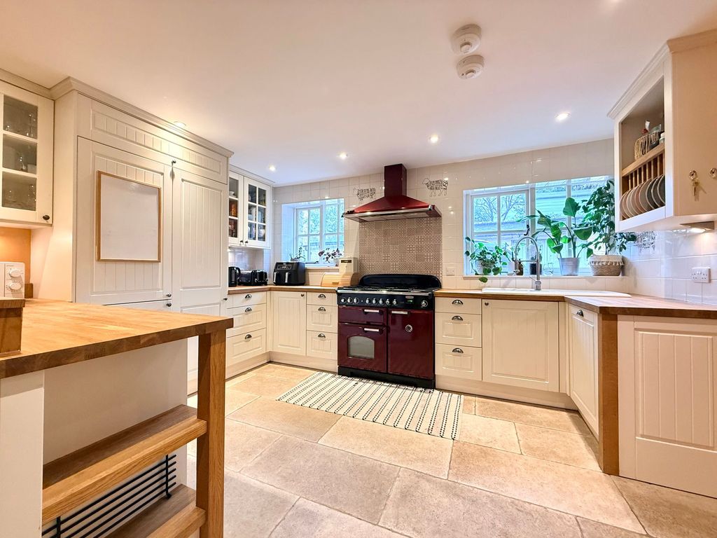 Property photo 3 of 24