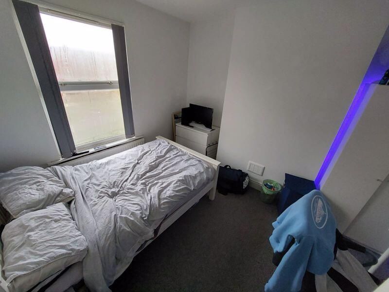 Property photo 1 of 9 A Cozy Double Bedroom Featuring A Neatly Made Bed ...