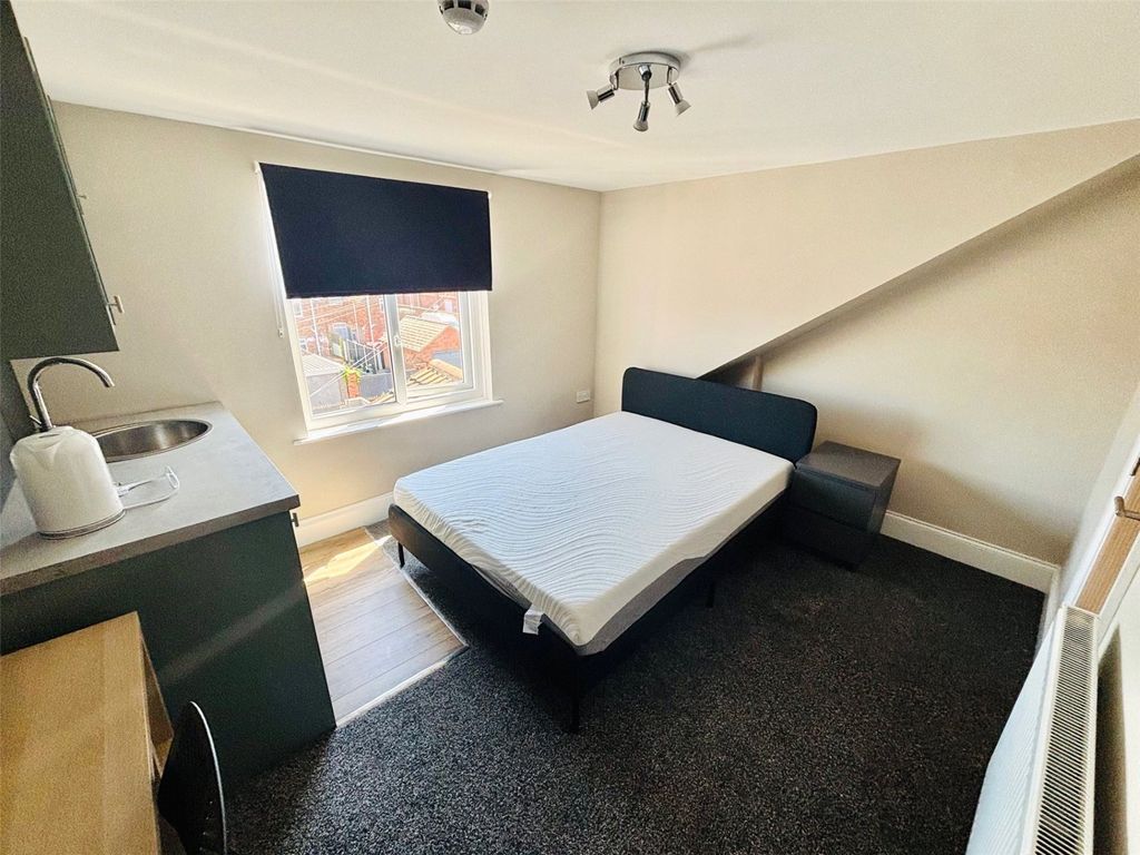 Property photo 3 of 10 Room