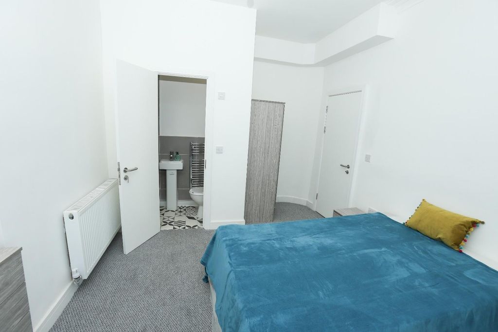 Property photo 2 of 27 81 Westbourne #5.Jpg