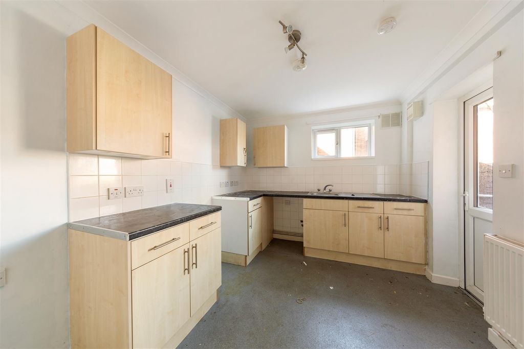 Property photo 2 of 15 Courtenay Road, E17