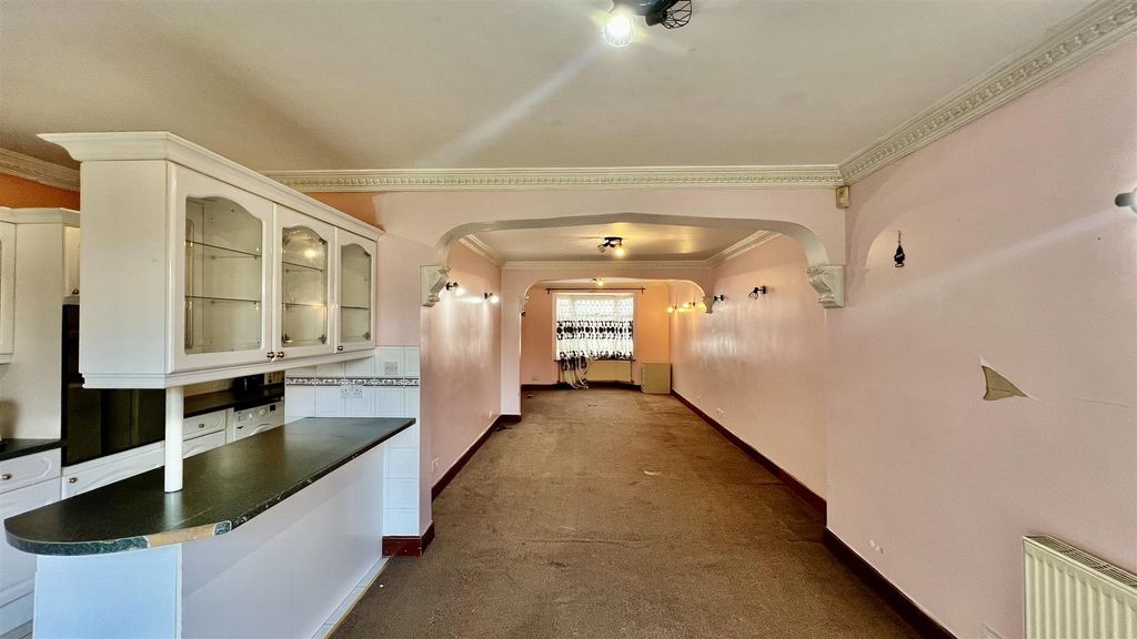 Property photo 2 of 11 Through Lounge