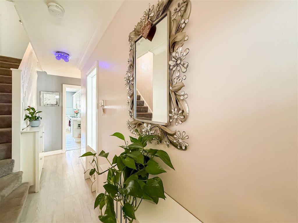 Property photo 3 of 27 Entrance