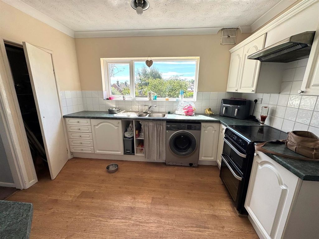 Property photo 3 of 10 Kitchen.Jpg