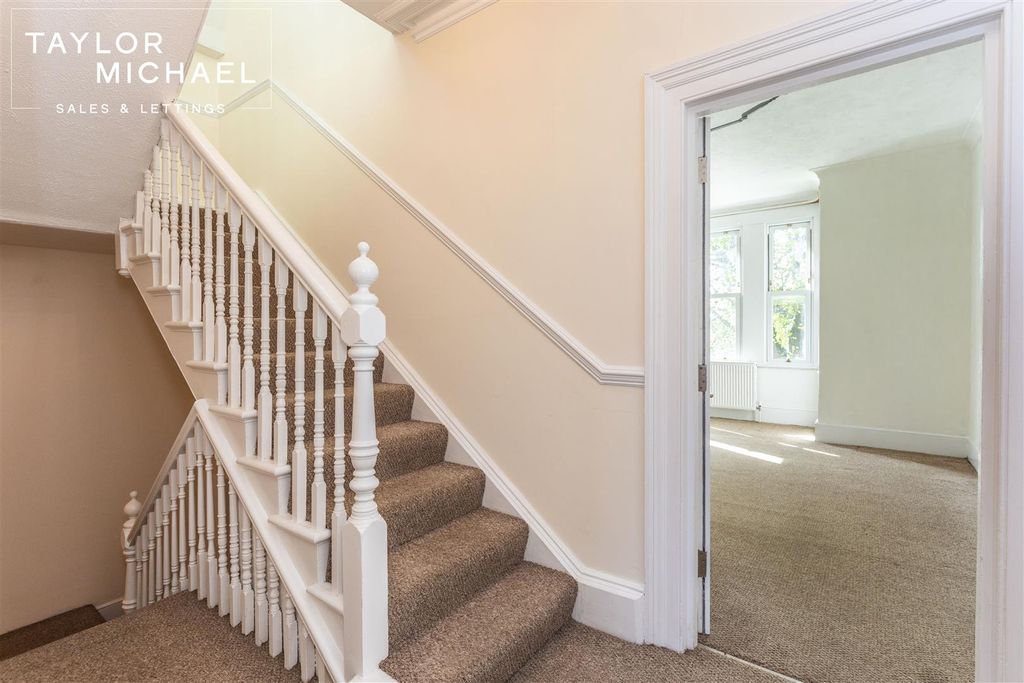 Property photo 2 of 15 Hallway