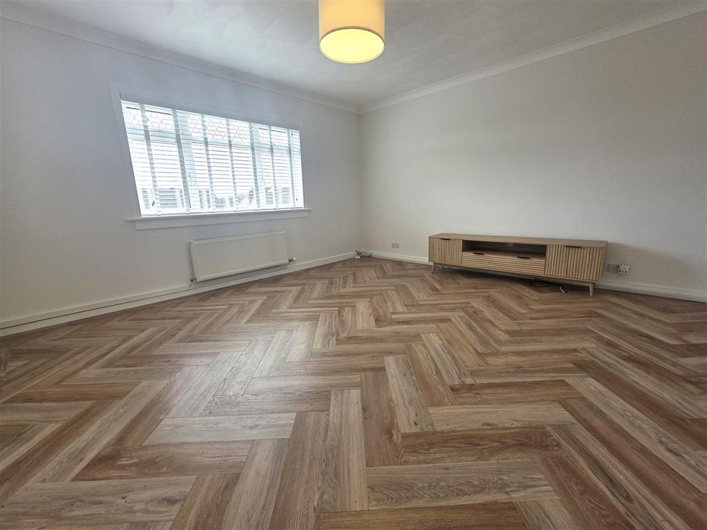 Property photo 2 of 23 Lounge