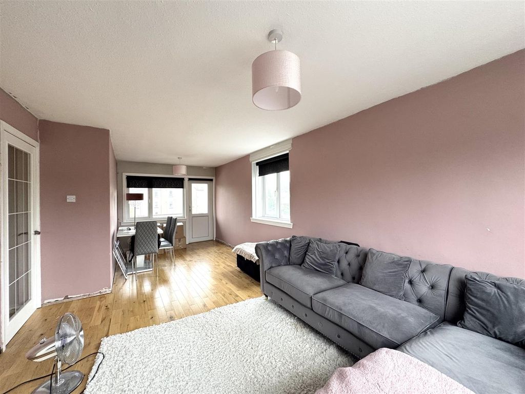 Property photo 3 of 13 Lounge