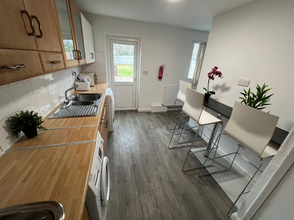 Property photo 3 of 11 Shared Kitchen