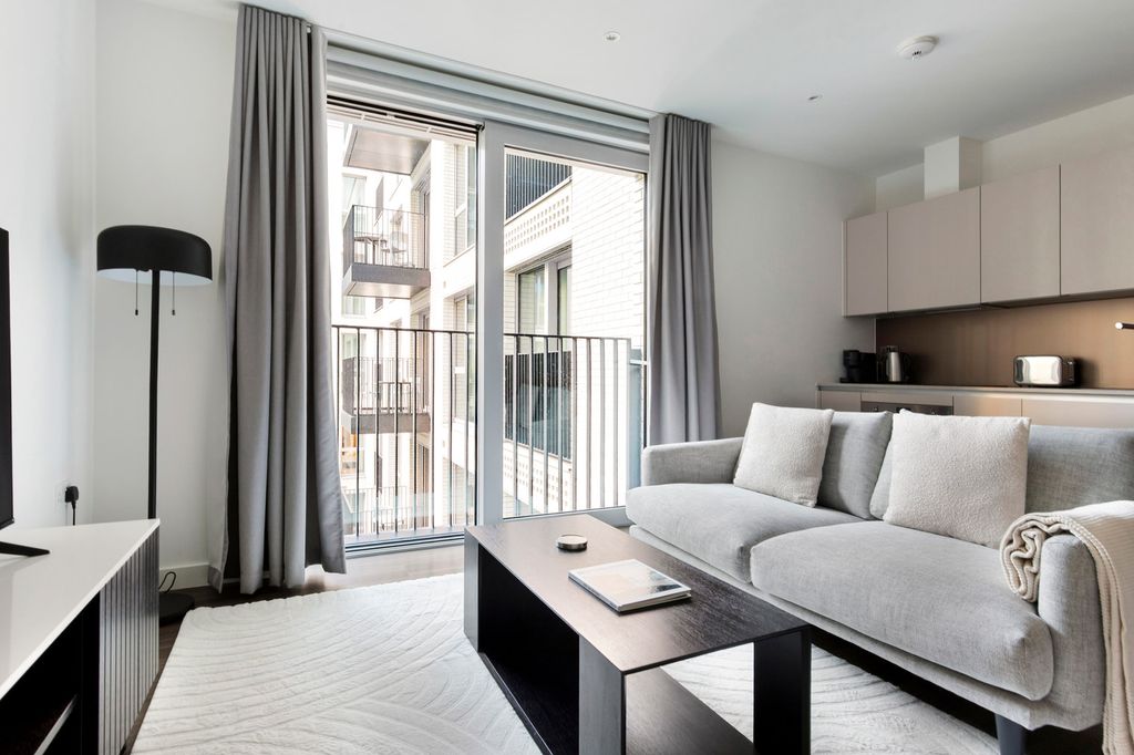 Property photo 1 of 25 Living Room