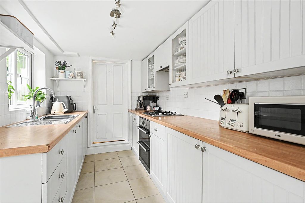 Property photo 3 of 12 92-High-Street-01.Jpg